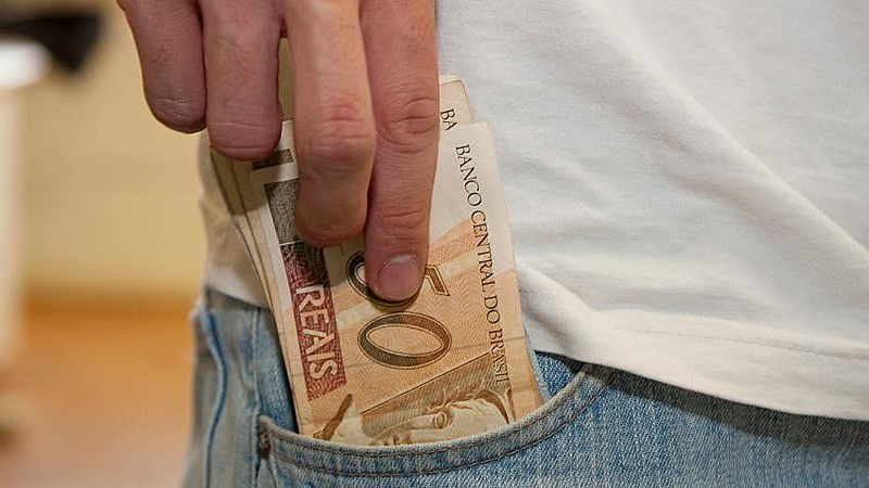 O Brasil tem cerca de 48 milhões de pessoas assalariadas ou que recebem um salário mínimo pelo INSS.