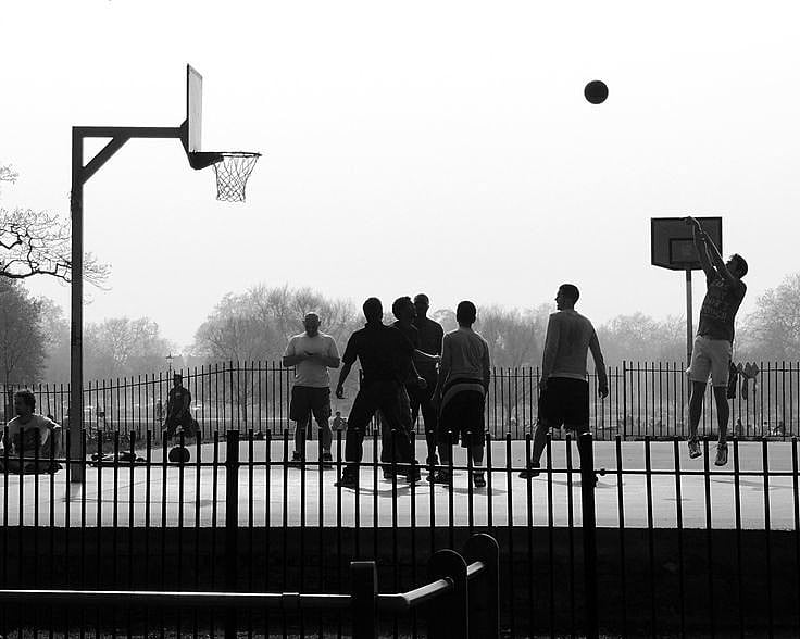 O "basquete de rua" é uma variação muito popular do basquetebol jogado em muitos países.