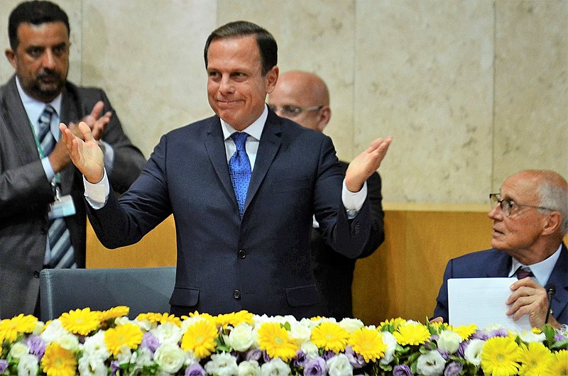 Doria omite que o programa realizou apenas uma parte dos exames e que a fila e o tempo de espera continuam grandes