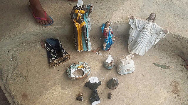Em outubro de 2017, agressores ameaçaram ocupantes com armas e destruíram símbolos religiosos