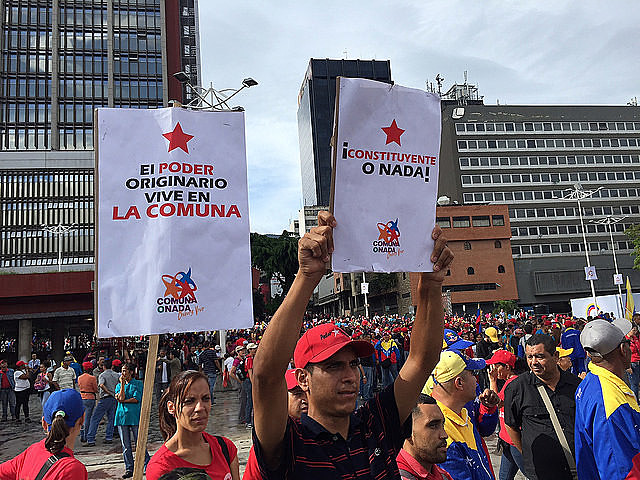 Apoiadores de Maduro se concentraram nos arredores do CNE