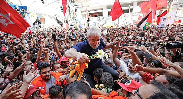 Lula quiere abrazar y besar las personas que están en la Vigilia Lula Libre