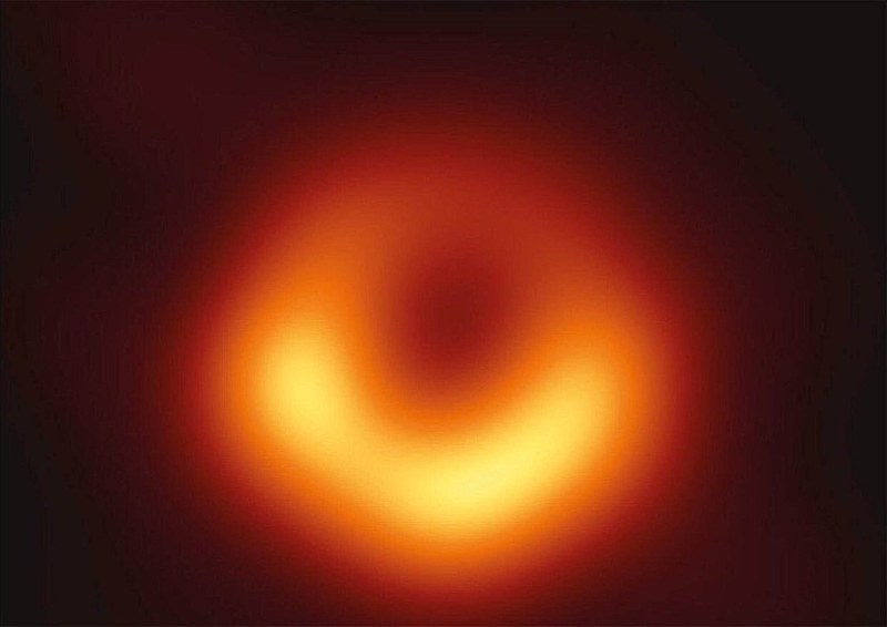 Como ver algo que não emite luz? Que, ao contrário, atrai para si toda a luz que se aproxima dele?