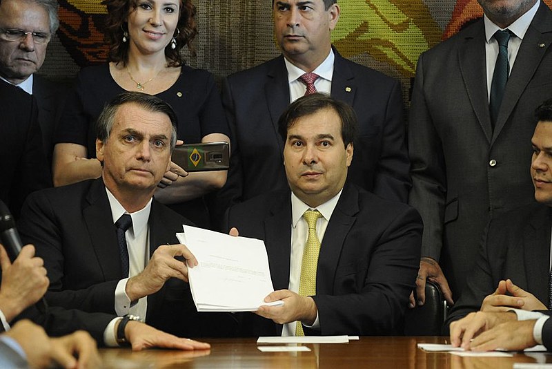 Bolsonaro entregou proposta de reforma da previdência para o presidente da Câmara dos Deputados, Rodrigo Maia, na última quarta (20)