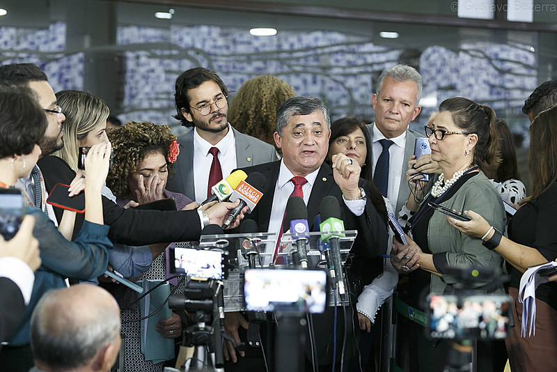 Congressistas dos partidos de oposição PT, PCdoB e PDT durante coletiva de imprensa