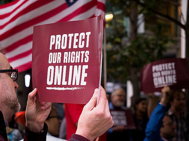 Em San Francisco, estadunidense protesta contra fim da neutralidade de rede: "Protejam nossos direitos online"