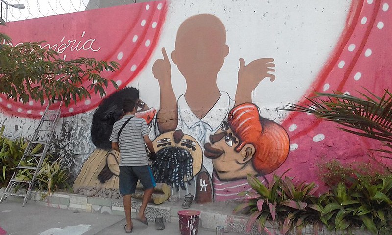 Moradores transformaram um espaço na comunidade em uma pracinha para homenagear Tio Luiz.