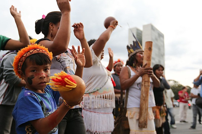 Índios guarani-kaiowá protestam em frente ao Palácio do Planalto contra retrocessos nas políticas de demarcação de terras