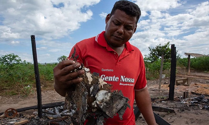 O agricultor Cláudio Araújo da Silva: “Hoje só ficou as cinzas e as fotos com as lembranças”