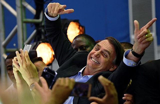 Gesto polêmico com as mãos em forma de arma foi marca da campanha ideológica, conservadora e excludente de Bolsonaro