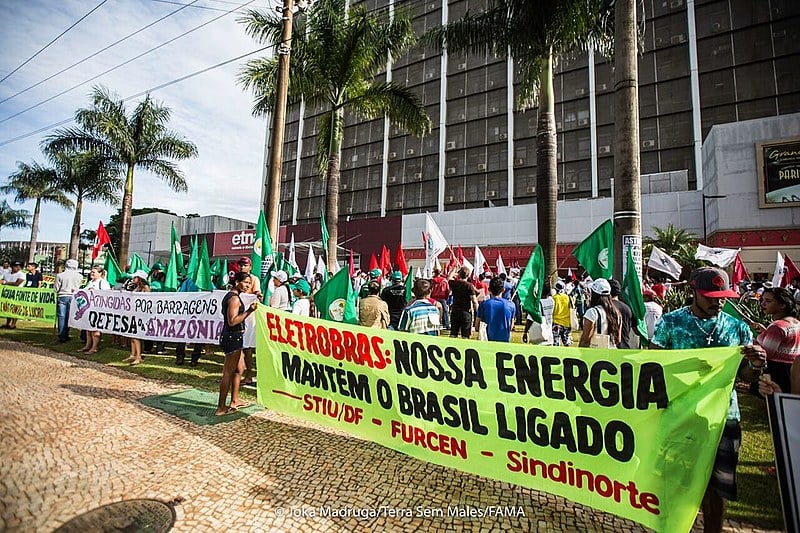 Agricultores sem-terra, atingidos por barragens, trabalhadores do setor elétrico e de movimentos sociais participaram do protesto