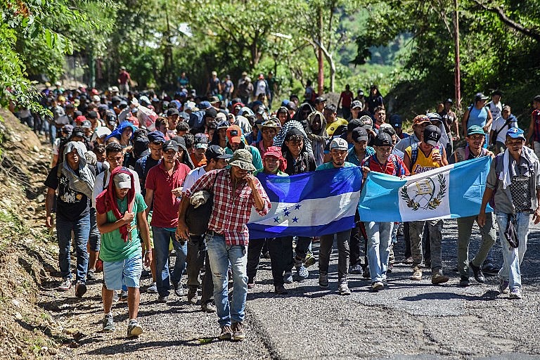 Em direção aos Estados Unidos, milhares de centro-americanos já ultrapassaram a fronteira da Guatemala com o México
