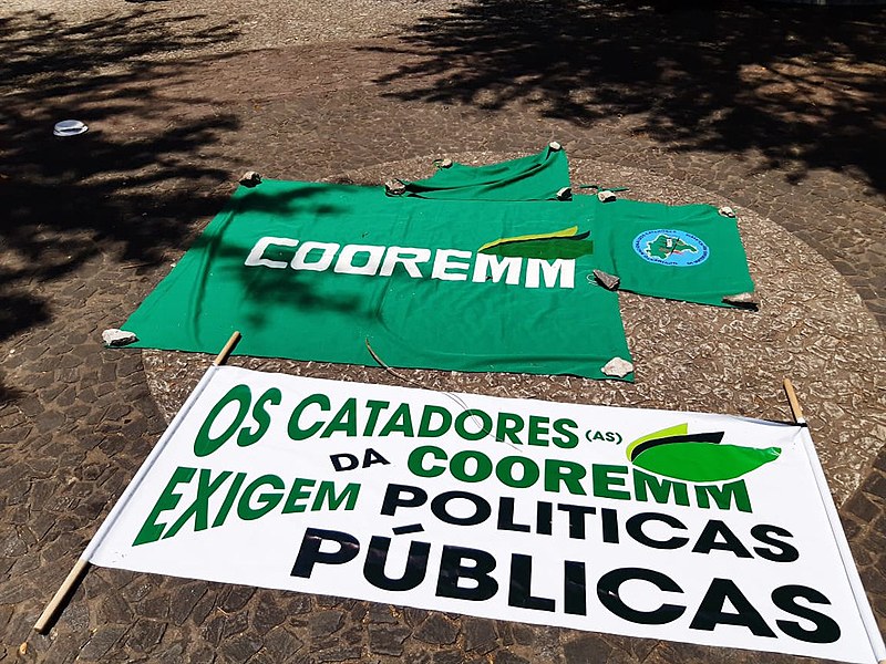 A COOREMM trabalha pelo resgate da dignidade da catadora e  do catador
