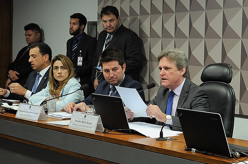 Parlamentares durante sessão de discussão da MP 881 no Congresso Nacional, em Brasília (DF)