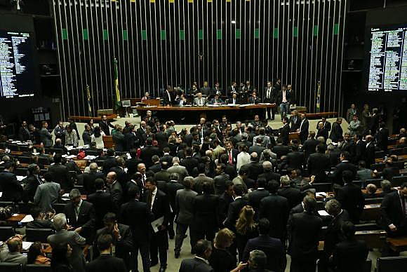 Após sessão de 16h, Legislativo aprova proposta que amplia saldo negativo nas contas públicas