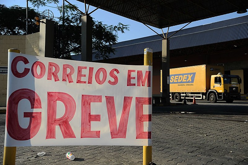 No Paraná, trabalhadores responderam à ameaça com uma greve de 20 dias e adesão de 70% dos funcionários