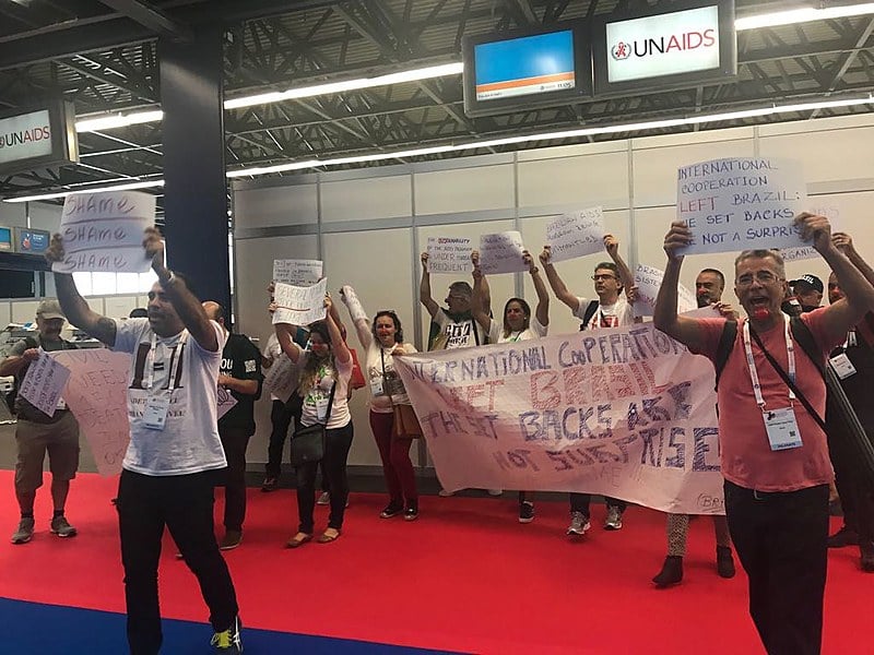 Usando nariz de palhaço, ativistas brasileiros protestam durante a 22ª Conferência Internacional de Aids, em Amsterdã, Holanda
