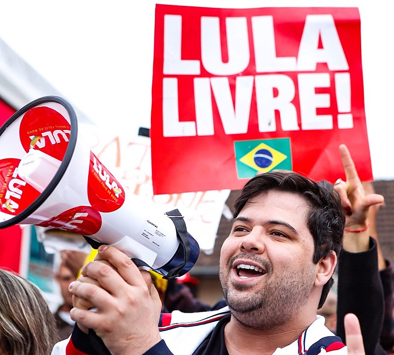 O humorista Gustavo Mendes participa do Bom dia Lula no domingo (22)
