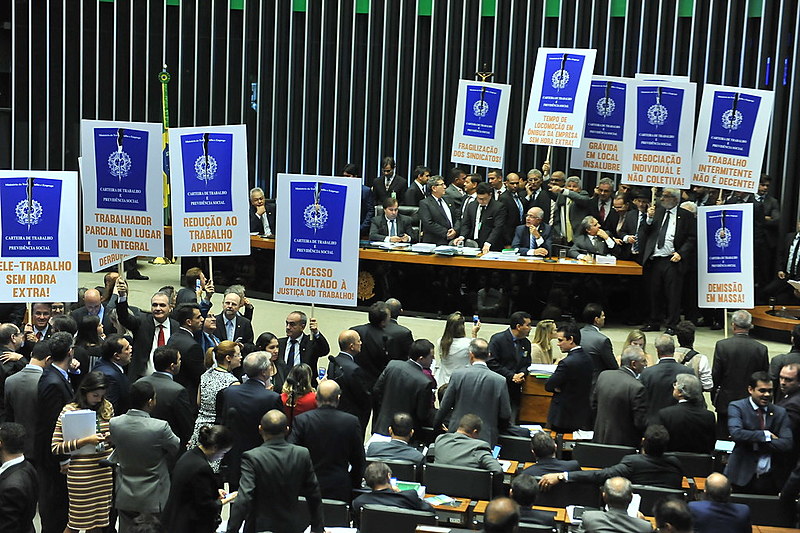 Parlamentares protestam contra a reforma trabalhista