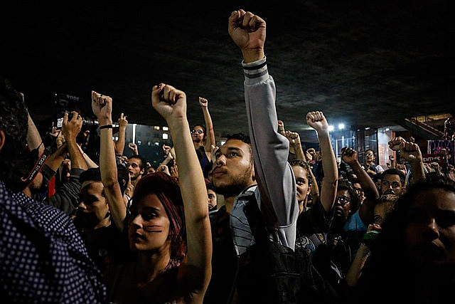 Manifestantes se reunieron en frente al Museo de Arte de São Paulo, en la Avenida Paulista, donde declararon oponerse a la extrema derecha