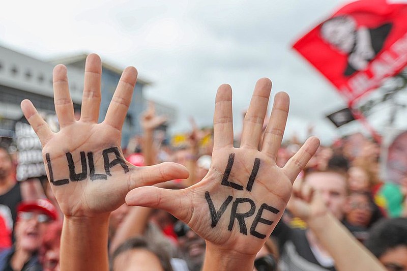 Milhares de pessoas fizeram uma jornada de atividades pela liberdade do ex-presidente Lula, em Curitiba (PR), nesse domingo (7)