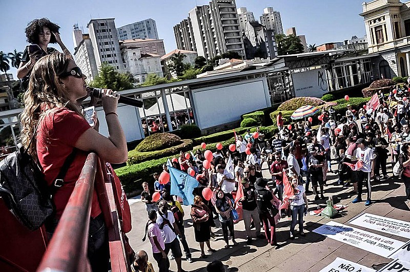 Professores estaduais, metroviários, bancários em assembleia na praça da Estação, em Minas Gerais, na manhã desta quinta-feira (22).