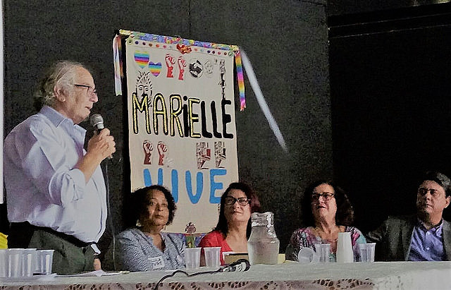 Adolfo Pérez Esquivel durante la visita al Museo de la favela de Maré, en Rio de Janeiro