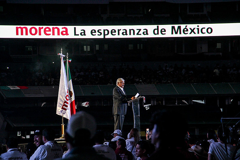 López Obrador durante encerramento de campanha que reuniu 80 mil pessoas no estádio Azteca, na Cidade do México