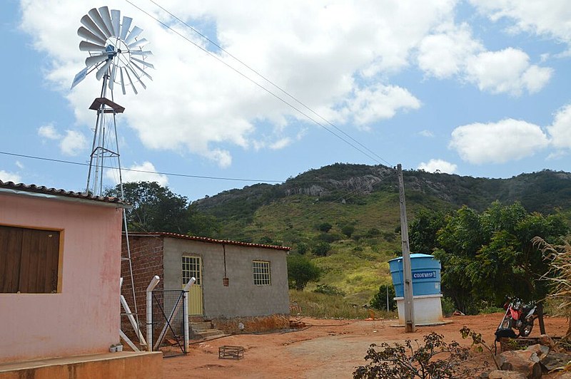 Na Vila Jatiúca, em Santa Cruz da Baixa Verde, a maioria da água utilizada pelos moradores é de poço escavado em uma propriedade privada.