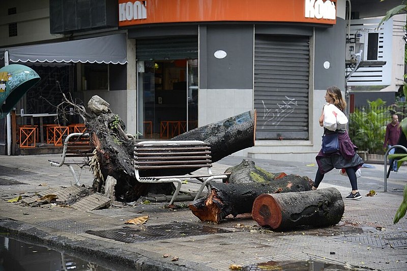 Com o registro de treze mortes devido à fortes chuvas, diário oficial declara estado de emergência nas regiões metropolitanas
