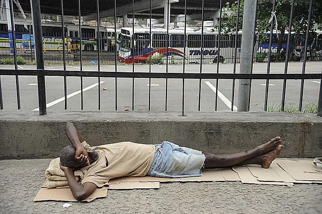 With no policies and with the economic crisis, the number of homeless people in Rio de Janeiro state has been on the rise