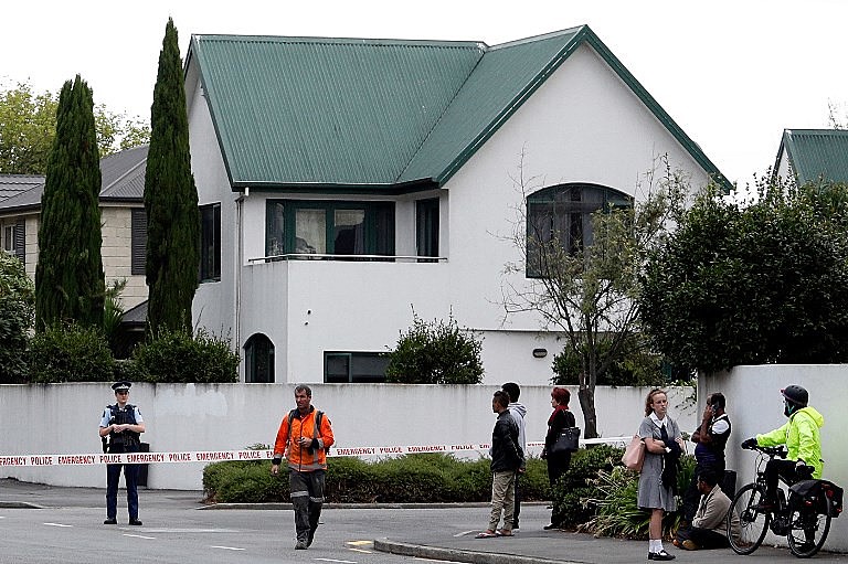 Polícia isola área em frente à mesquita Al Noor, em Christchurch, Nova Zelândia, após ataque de atirador na manhã desta sexta-feira (15)
