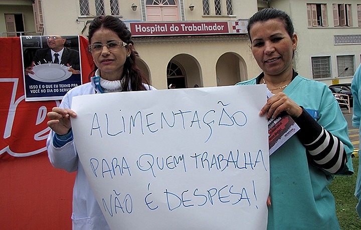 Servidoras protestaram contra tentativa da Secretaria da Saúde de cortar alimentação para trabalhadores com jornada de oito horas