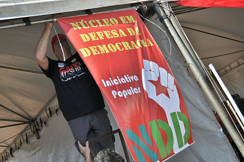 Diversos militantes de organizações das frentes Brasil Popular e Povo sem Medo iniciam montagem do acampamento