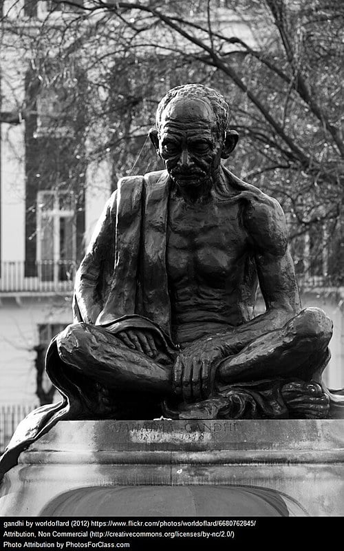 Estátua de Gandhi na Praça Tavistock, em Londres