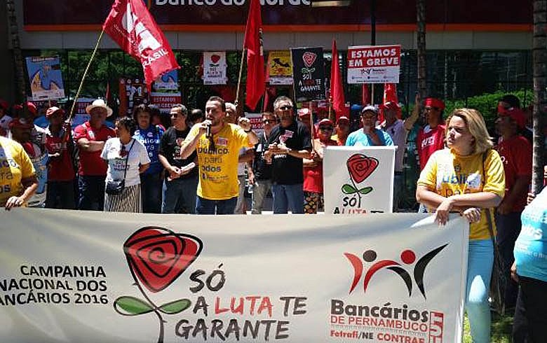 Bancários de Pernambuco fazem manifestação em Recife em defesa dos bancos públicos: compromisso com as políticas sociais