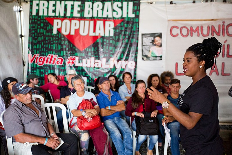 Combate ao racismo institucional foi tema de roda de conversa na Vigília Lula Livre, neste Dia da Consciência Negra
