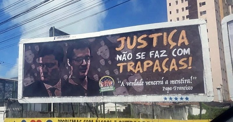 Outdoors espalhados em João Pessoa dizem: “justiça não se faz com trapaças”.