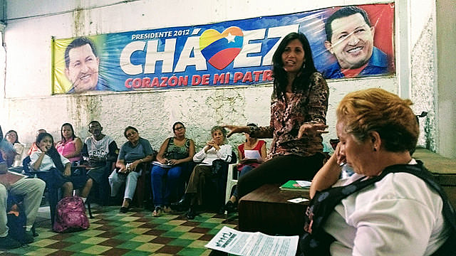 Reunión del Movimiento de Pobladores en Caracas, donde es posible evidenciar la gran presencia de mujeres