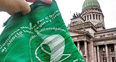 Os lenços verdes ("pañuelos verdes, em espanhol) são o símbolo das defensoras da legalização do aborto na Argentina