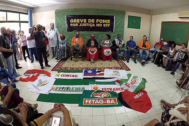 Strikers and supporters during rally held on Sunday in Brasília