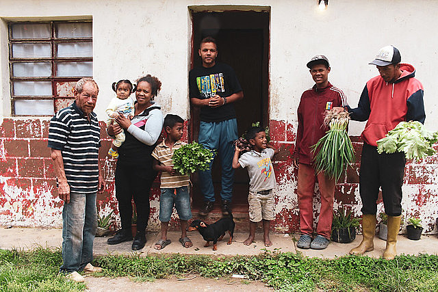 A família da agricultora Arlenys Colmenares trabalha em uma das 3120 comunas registradas na Venezuela