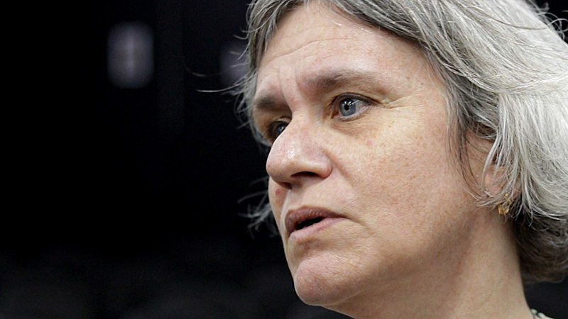 Para a socióloga Helena Singer, o sucateamento da educação existe para sufocar a capacidade transformadora que as escolas têm.