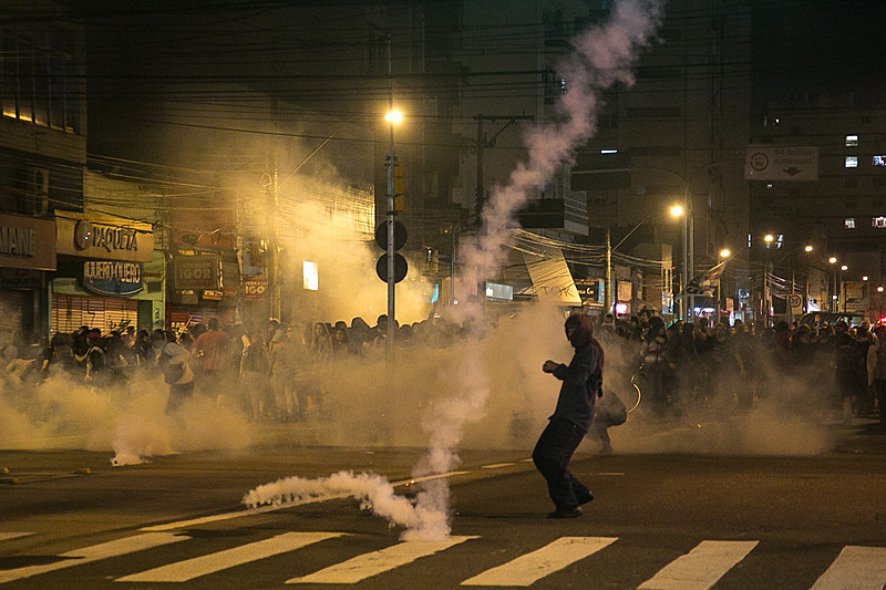 A Brigada Militar avançou em direção aos manifestantes com bombas de gás e balas de borracha, em perseguição que durou cerca de uma hora e meia