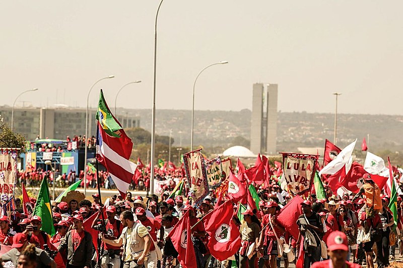 Três colunas da Marcha Nacional Lula Livre se encontraram por volta das 11h na Esplanada dos Ministérios