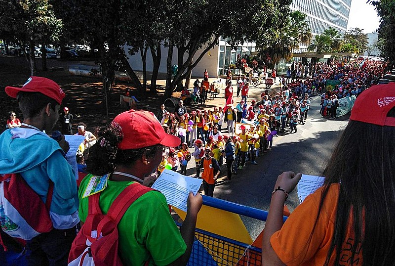 Crianças fazem leitura de manifesto em frente ao prédio do Ministério