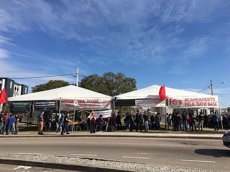 Um acampamento foi montado, em frente ao Palácio Iguaçu, por servidores públicos paranaenses que  reivindicam reajuste salarial