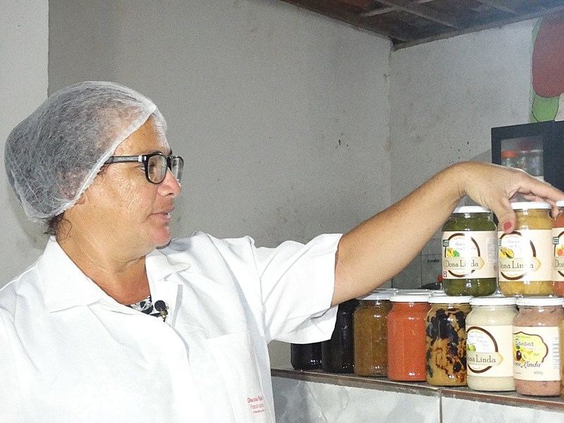 “Hoje é dona Linda dos doces por todo canto, mas nem sempre foi assim”