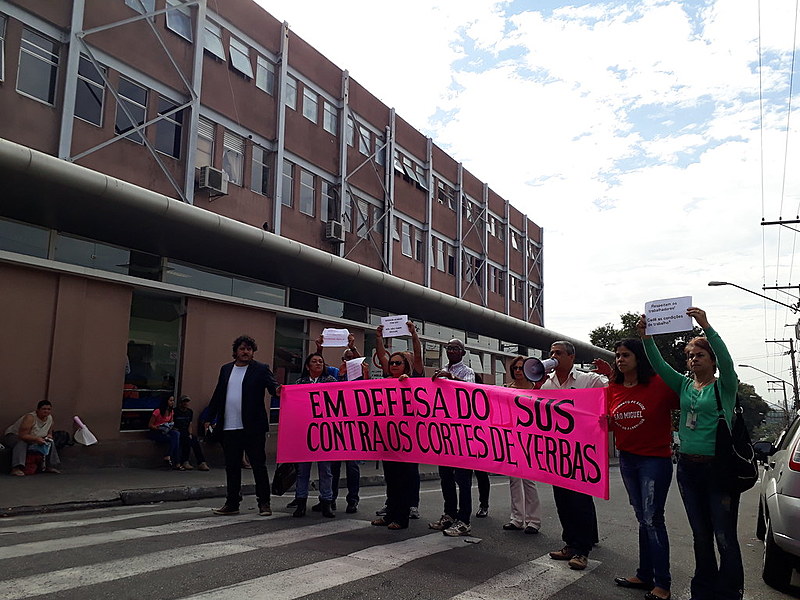 Ativistas do Movimento de Saúde da Zona Leste, lideranças sindicais e conselheiros acompanharam a vistoria dos vereadores