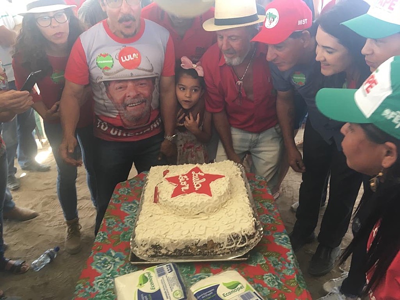 Moradores de Caetés, movimentos populares e militantes de partidos participaram da confraternização